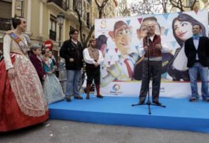 El Conseller de Economía de la Generalitat Valenciana, Máximo Buch (c), y el artista fallero, Pedro Santaeulaia (i), entre otros, durante la presentación de la falla que se plantará en Shangai durante la primera edición de la "Semana de España 2014" en la ciudad china a finales de Mayo.