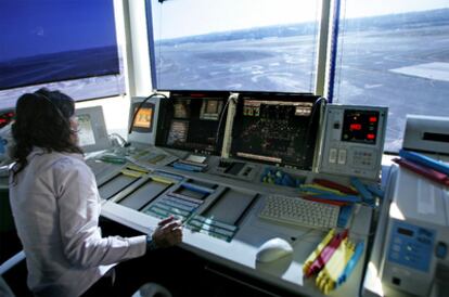 Una controladora aérea en el aeropuerto de Madrid-Barajas, en una foto de archivo.
