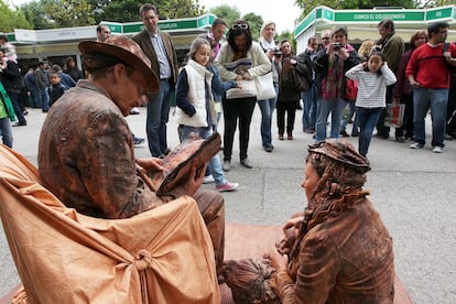 El público que asiste a la Feria del Libro de Madrid puede contemplar las estatuas vivientes que se dan cita en el parque del Retiro.