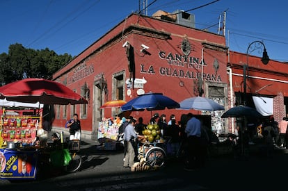 Exterior de  la cantina La Guadalupana, que abrió sus puertas en 1932, en Coyoacán.