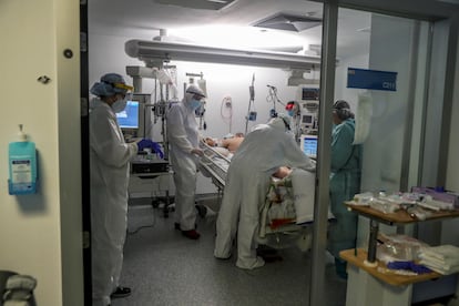 Personal sanitario en una UCI en el Hospital Puerta de Hierro el 9 de abril de 2020.