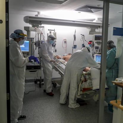 Personal sanitario en una UCI en el Hospital Puerta de Hierro, el 9 de abril.