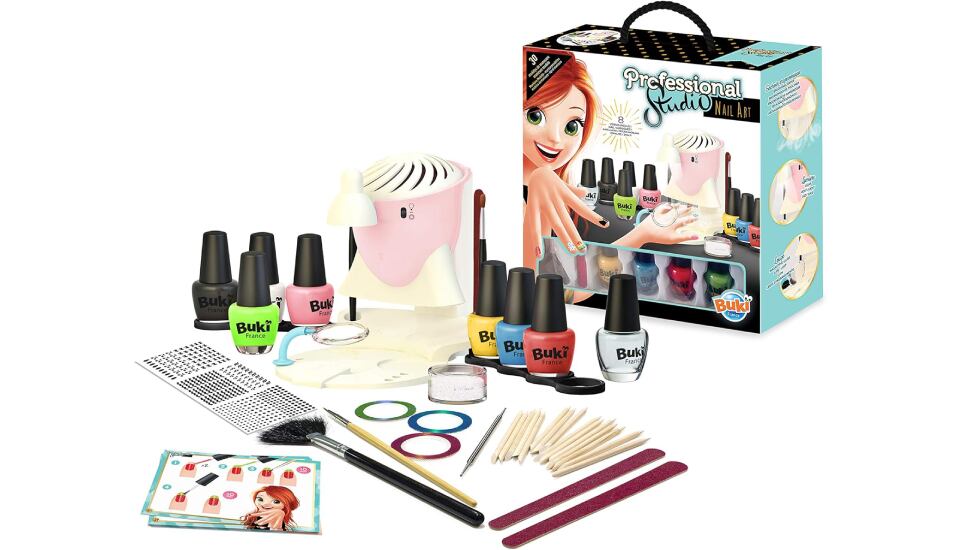 Salón de manicura infantil en casa.