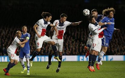  Edinson Cavani, Thiago Motta, Maxwell, Gary Cahill y David Luiz durante el partido. 