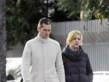 Iñaki Urdangarin y la infanta Cristina pasean por Vitoria en diciembre de 2012.