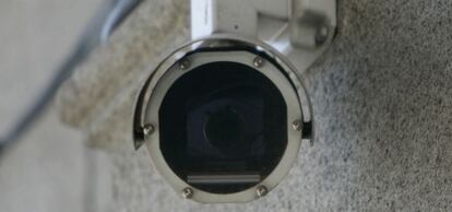Cámara urbana de videovigilancia en la Plaza Mayor.