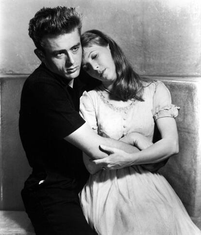 Dean junto a Julie Harris en una imagen de la película 'Al este del Edén'.