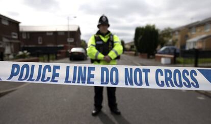 Un agente británico vigilia la entrada de una calle de Mánchester durante una operación policial vinculada con el atentado del 22-M el pasado domingo.