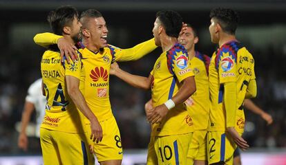 Los jugadores del América celebran su triunfo. 