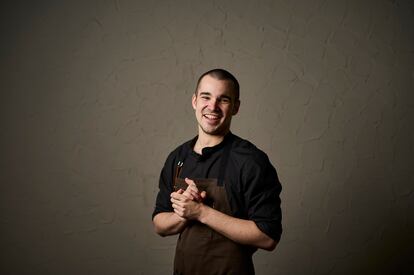 Jabi, de 30 años, es el hermano pequeño. Estudió un grado superior de dirección de cocina en Cebanc, en San Sebastián, y ha pasado por cocinas como la de StreetXO, Caelis o Akelarre. En Karmine él es quien idea y cocina los platos, y de momento también se encarga del servicio de vinos.