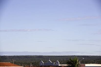 Foto aérea de la iglesia de Alagoinha de Piauí, municipio del noredeste de Brasil con el mayor número de analfabetos del país.