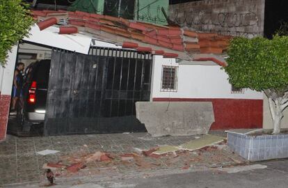 Uma casa em El Salvador, danificada pelo terremoto.