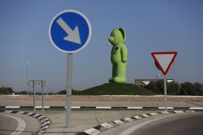 Rotonda en Boadilla del Monte (Madrid), decorada con una escultura conocida popularmente como 'el oso de la gominola'.