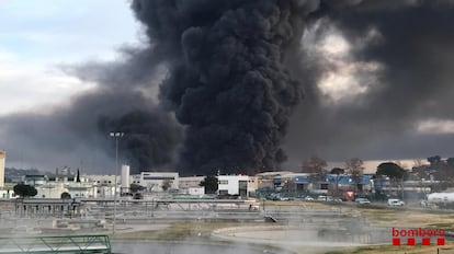 La Generalitat aconsella a la població que no s'apropi a la zona. A la imatge, la gegantina columna de fum procedent de l'incendi.