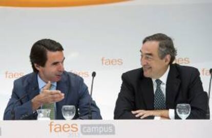 Fotografía facilitada por la Fundación para el Análisis y los Estudios Sociales (FAES) de su presidente y expresidente del Gobierno, José María Aznar (i), junto al presidente de la Confederación Española de Organizaciones Empresariales (CEOE), Juan Rosell (d), hoy en la segunda jornada del campus de verano 2013 de la fundación.