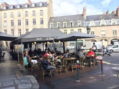 Una terraza de Rennes.