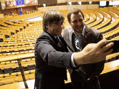 Carles Puigdemont y Toni Comín en el Parlamento Europeo en febrero de 2020, al poco de asumir su escaño como eurodiputados.