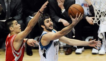 Ricky Rubio entra a canasta ante Jeremy Lin