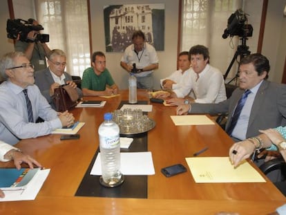 El candidato socialista a la Presidencia del Principado, Javier Fern&aacute;ndez, (d) y Gaspar Llamazares (i), portavoz de IU, al inicio de la reunion en la que han alcanzado el acuerdo.  