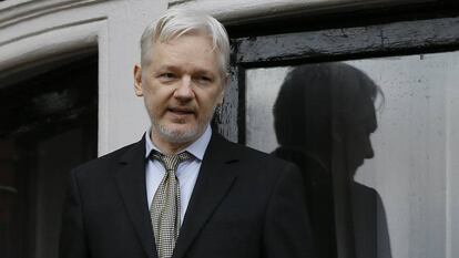 Julian Assange, fundador de Wikileaks, en el balc&oacute;n de la Embajada ecuatoriana en Londres.