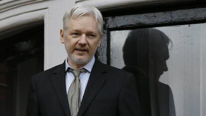 Julian Assange, fundador de Wikileaks, en el balcón de la Embajada ecuatoriana en Londres.