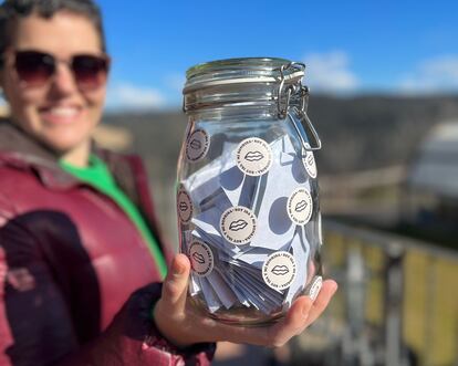 Isabel sostiene un bote relleno de planes para hacer con sus amigos en una casa rural en Lleida