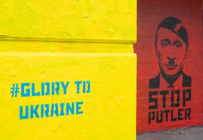 Una pintada que representa a Vladímir Putin, como Hitler, en Viena (Austria).