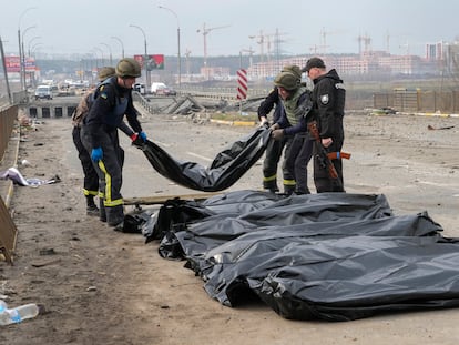 Soldados ucranios reúnen este jueves cadáveres de civiles muertos en bombardeos sobre Irpin, cerca de Kiev.