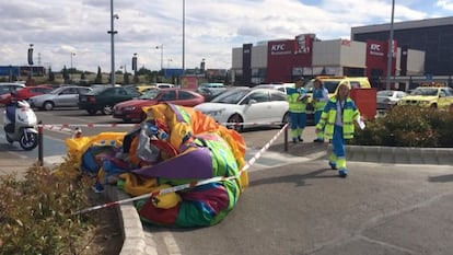 La atracción hinchable, tras el accidente.