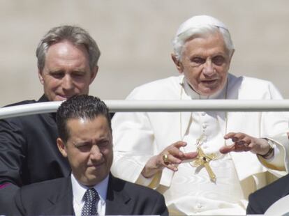 El Papa este miércoles en la plaza de San Pedro con su mayordomo (con corbata) y su secretario personal.