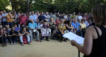 Asamblea de Podemos celebrada en el Parque Mar&iacute;a Luisa de Sevilla. 