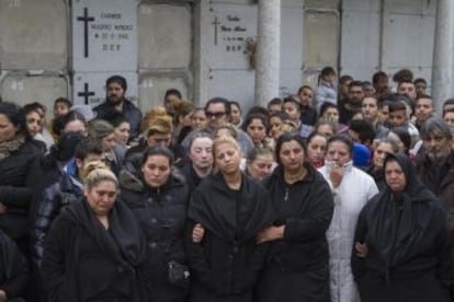 Hijos y otros miembros de la familia de Lupe Jiménez, durante el entierro de la víctima de violencia machista en Pontevedra.