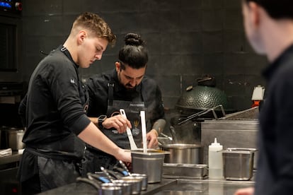 El mexicano Paco Méndez, con su equipo en la cocina de COME.