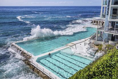 Australia es un país tan perfecto que la realidad se distorsiona. Por eso no es extraño hacerse unos largos en una piscina olímpica incrustada en el mar, donde uno de sus lados hace de rompeolas. O salir a trotar por una de las rutas que tiene como faros a la Opera House, los jardines botánicos o el puente de la bahía de Sídney. Y si la capital es la mejor ciudad para practicar deporte, en Melbourne los aficionados se llevan la victoria. Destaca la buena localización de sus grandes recintos, que permite un fácil acceso a sus espectadores. Melbourne reúne cada año un gran premio de F1, uno de Moto GP, el abierto de Australia de tenis y cuenta con el estadio de críquet más grande del mundo (100.000 espectadores), donde también se juega a fútbol australiano y al fútbol normal. A ver quién va así al cine.