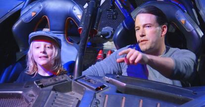 Ben Affleck junto a un niño en el Batmóvil.