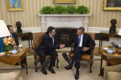 El presidente de Estados Unidos, Barack Obama (d), y el primer ministro tunecino, Mehdi Jomaa (i), fueron registrados este viernes, durante una reunión en el Despacho Oval de la Casa Blanca, en Washington DC (EE.UU.). faf