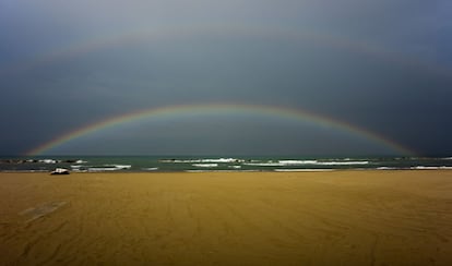 Doble arcoiris sobre el mar en Roseto degli Abruzzi, Italia. Los arcoiris secundarios se producen por un doble reflejo en las gotas de lluvia, tienen los colores invertidos en comparación con el arcoiris primario