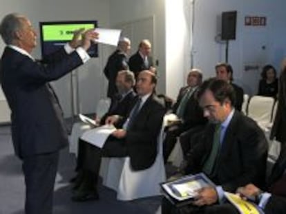 El presidente de OHL, Juan Miguel Villar Mir (i), durante la presentaci&oacute;n de los resultados de 2010 a analistas e inversores. 