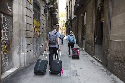 Turistes amb maletes al districte de Ciutat Vella de Barcelona.