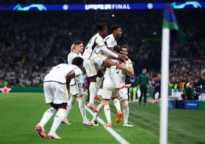 Los jugadores del Madrid celebran el primer tanto del partido, marcado por Carvajal.