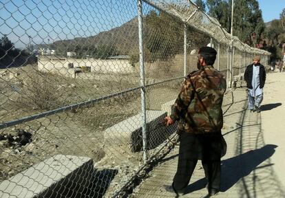 This photo taken on February 9, 2017 shows a Pakistani border security soldier standing guard at the border between Pakistan and Afghanistan at the Torkham Border Post in Pakistan's Khyber Agency. 
Built to keep out migrants, traffickers, or an enemy group, border walls have emerged as a one-size-fits-all response to the vulnerability felt by many societies in today's globalized world, says an expert on the phenomenon.
Practically non-existent at the end of World War II, by the time the Berlin Wall fell in 1989 the number of border walls across the globe had risen to 11.
That number has since jumped to 70, prompted by an increased sense of insecurity following the September 11, 2001 attacks in the United States and the 2011 Arab Spring, according to Elisabeth Vallet, director of the Observatory of Geopolitics at the University of Quebec in Montreal (UQAM).

This image is part of a photo package of 47 recent images to go with AFP story on walls, barriers and security fences around the world. More pictures available on afpforum.com / AFP PHOTO / ABDUL MAJEED