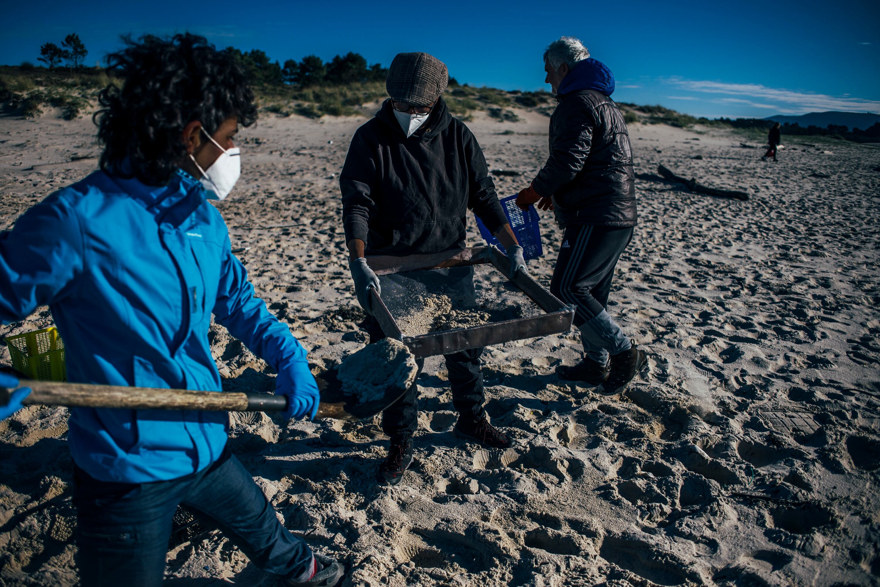 Los 'pellets' son pequeñas bolas de plástico de menos de cinco milímetros que son empleadas para fabricar productos de plástico, por su pequeño tamaño y peso ligero, lo que complica su limpieza una vez esparcidos por la playa. 