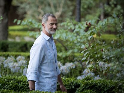 Spain's King Felipe VI looks on as he takes part in a visit of the Cartoixa of Valldemossa on the island of Mallorca during their summer holidays in the Balearic islands on August 1, 2022. (Photo by JAIME REINA / AFP) (Photo by JAIME REINA/AFP via Getty Images)
