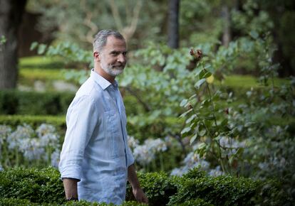 Spain's King Felipe VI looks on as he takes part in a visit of the Cartoixa of Valldemossa on the island of Mallorca during their summer holidays in the Balearic islands on August 1, 2022. (Photo by JAIME REINA / AFP) (Photo by JAIME REINA/AFP via Getty Images)