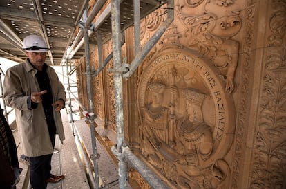 Jesús Castillo Oli, arquitecto perteneciente a la Fundación Santa María la Real, junto al medallón que contiene los retratos de los Reyes Católicos en la Fachada Rica de la Universidad de Salamanca, que está siendo restaurada.