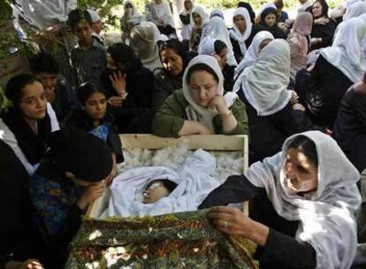 Familiares de la periodista Zakia Zaki, en el funeral celebrado ayer en la provincia afgana de Parwan.