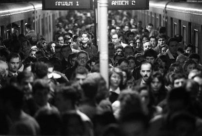  12/12/1995.  Huelga de los conductores del metro de Madrid. En la foto, aglomeración en los andenes de la estación de la Avenida de América, al finalizar el paro de la mañana.