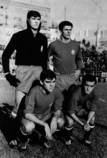 De pie, Mendieta y Hernández. Agachados, Chufi y Felines. Partido contra Francia en Vallecas.