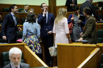 El alcalde de Vitoria, Javier Maroto, bromea durante el receso de un pleno del Parlamento.