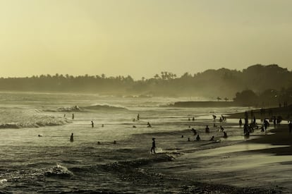 Kuta, el principal centro turístuico de Bali, no es para todo el mundo. Acoge feos callejones abarrotados de cafeterías baratas, tiendas de surf, motocicletas e innumerables vendedores de camisetas y masajes a voces. Pero la cuna del turismo balinés tiene un amplio arco de arena que llega hasta la playa Echo (en la foto), donde las lejanas olas del Índico arremeten contra la orilla en largos rompientes simétricos. Se puede recorrer los 12 kilómetros de playa y gozar después de un masaje de pies y una cerveza fría.